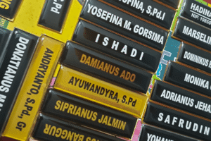 Desain Papan Nama Dada Kreatif dan Profesional