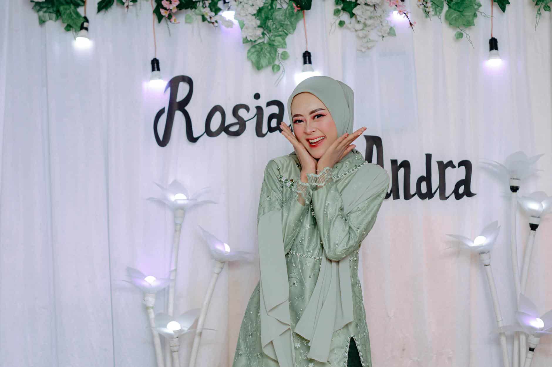 Spanduk elegan bertuliskan nama pasangan dan tanggal, menghiasi dekorasi acara pernikahan romantis.