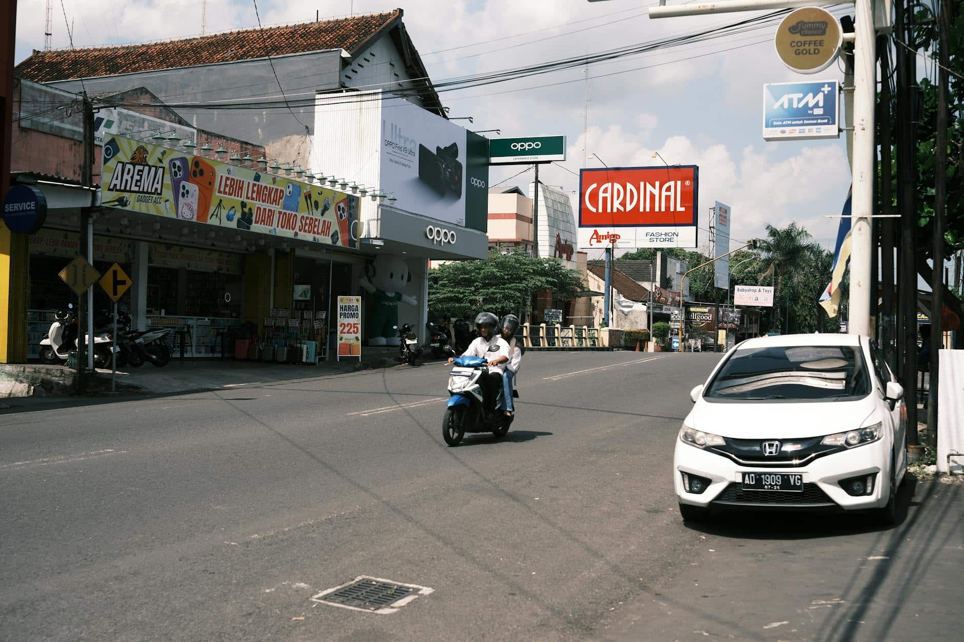 Spanduk iklan outdoor besar dengan warna menarik