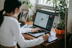 Spanduk Digital vs Cetak: Mana yang Benar-Benar Pukul Target Pasar?