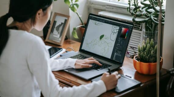 Spanduk Digital vs Cetak: Mana yang Benar-Benar Pukul Target Pasar?
